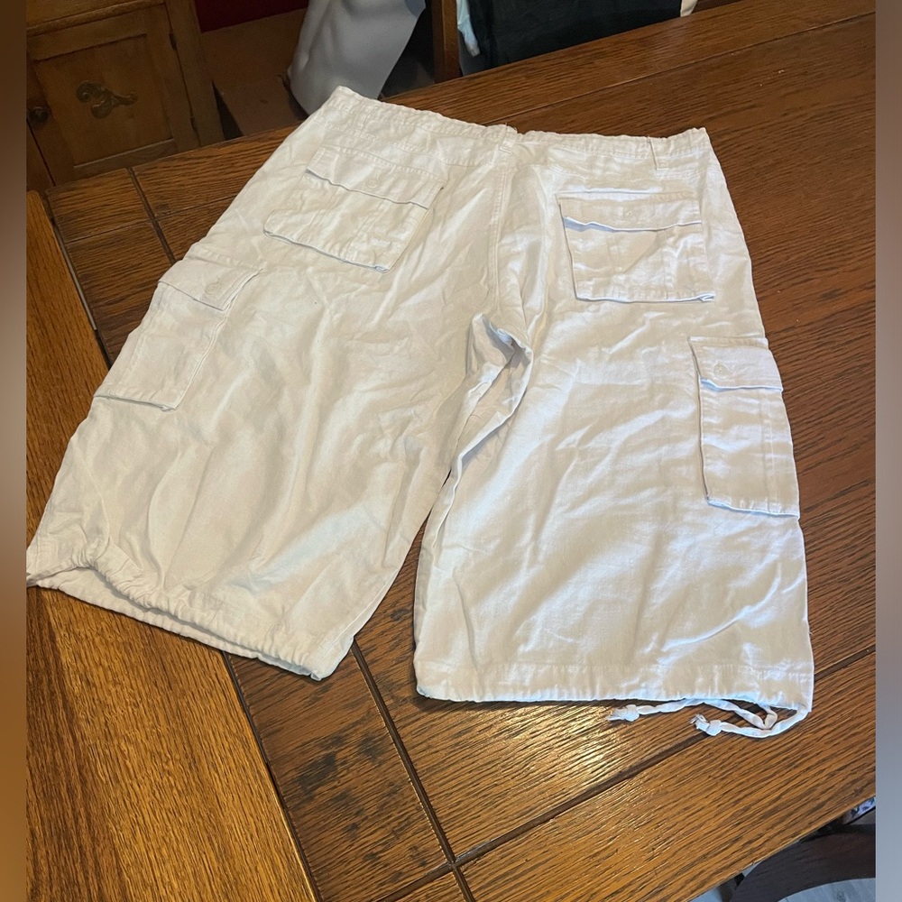 Men's White Cargo Shorts with Multiple Utility Pockets